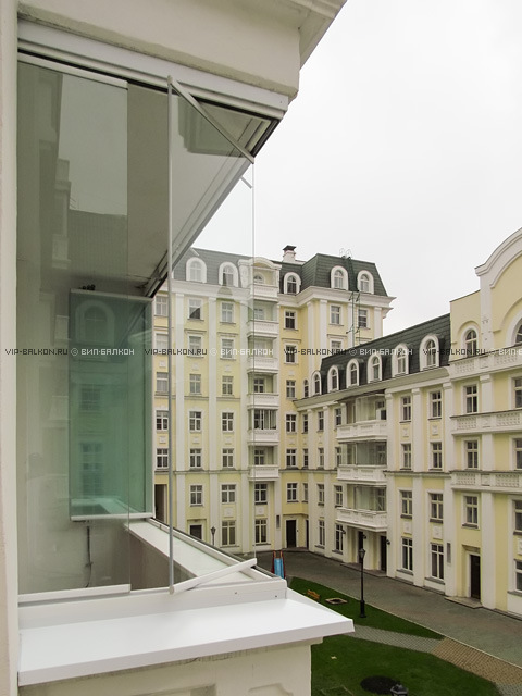 безрамное остекление балкона в Москве