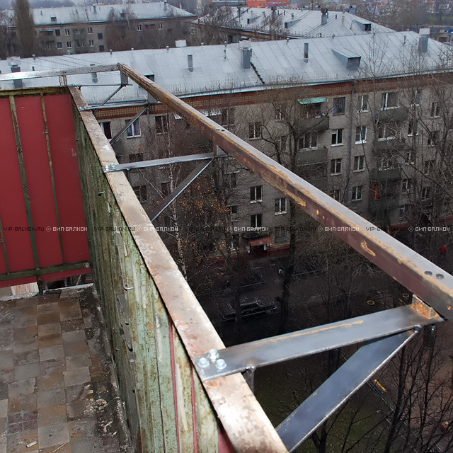 Балкон с выносом остекления на расстояние.