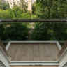 На балконе со стеклянным парапетом вид — потрясающий