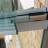 Безрамное остекление сложено стопочкой у края балкона