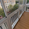 Пол балкона отделан практичной террасной доской